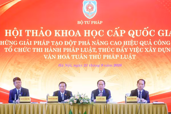 Các đồng chí Ủy viên Trung ương Đảng: Nguyễn Khắc Định, Phó Chủ tịch Quốc hội; Lê Tiến Châu, Phó Thủ tướng Chính phủ; Hoàng Thanh Tùng, Bộ trưởng Tư pháp và đồng chí Nguyễn Thanh Tịnh, Thứ trưởng Tư pháp chủ trì hội thảo.