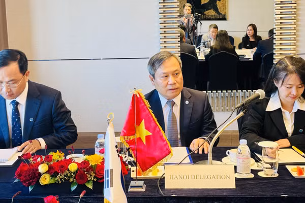 Chủ tịch Ủy ban nhân dân Thành phố Hà Nội Vũ Đại Thắng làm việc với các tập đoàn Hàn Quốc. (Ảnh: TTXVN)