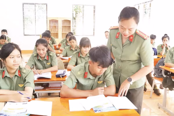 Trong giờ học của cô và trò Trường Văn hóa Công an nhân dân II. (Ảnh: CÔNG LÝ)