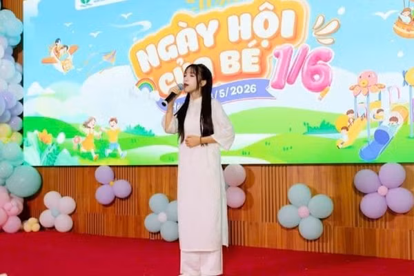 Thùy Dương hát tặng các bệnh nhi đang điều trị tại Bệnh viện Nhi Trung ương nhân Ngày quốc tế thiếu nhi 1/6.