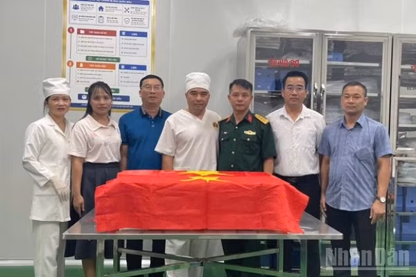 Thượng tá Lê Đình Hải, Phó Chủ nhiệm Chính trị Bộ Chỉ huy Quân sự tỉnh Điện Biên, chủ trì bàn giao 845 mẫu hài cốt liệt sĩ về Viện Pháp y Quân đội. (Ảnh: LÊ LAN)