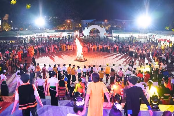 Vòng xòe đoàn kết tại chương trình bế mạc Festival Dân vũ năm 2026 thu hút đông đảo nhân dân, du khách tham gia. (Ảnh: Sở Văn hóa, Thể thao và Du lịch Điện Biên)