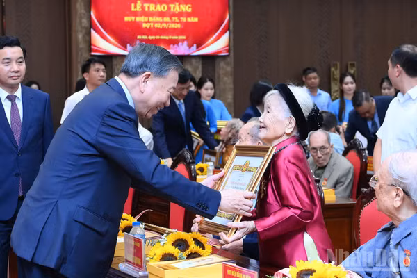Tổng Bí thư, Chủ tịch nước Tô Lâm trao Huy hiệu Đảng tặng đảng viên lão thành thuộc Đảng bộ Thành phố Hà Nội. (Ảnh: ĐĂNG KHOA)