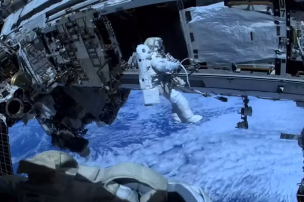Phi hành gia Sophie Adenot thực hiện thao tác kỹ thuật bên ngoài trạm ISS. (Nguồn: ISS)