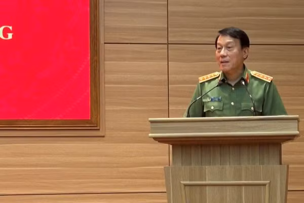 Đại tướng Lương Tam Quang, Ủy viên Bộ Chính trị, Bộ trưởng Công an phát biểu tại Lễ trao Huy hiệu 80 năm tuổi Đảng cho đảng viên ở tỉnh Hưng Yên.