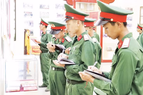 Đổi mới nội dung, phương pháp, hình thức, giáo dục chính trị, tư tưởng giúp cán bộ, chiến sĩ lực lượng vũ trang không ngừng nâng cao trình độ về mọi mặt (Ảnh: BỘ CHỈ HUY QUÂN SỰ THÀNH PHỐ HUẾ)
