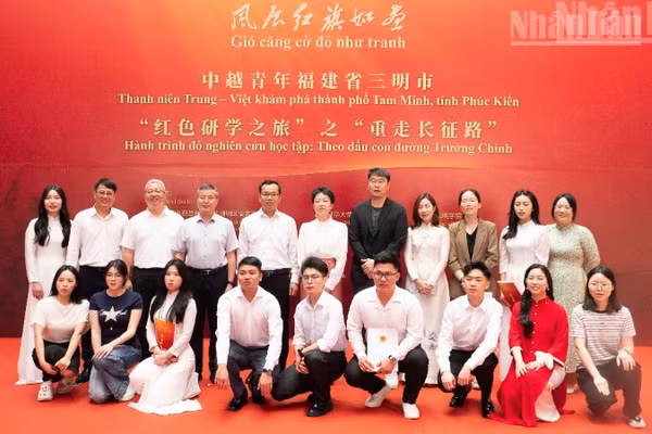 Các đại biểu chụp ảnh chung tại Lễ khởi động.