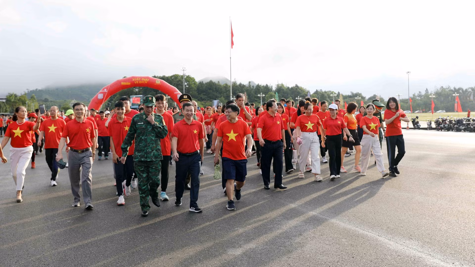 Các đồng chí lãnh đạo tỉnh Lai Châu và hơn 3.000 người dân tại điểm cầu trung tâm tỉnh cùng xuất phát đi bộ hưởng ứng mục tiêu 10 tỷ bước xanh. (Ảnh: Trần Tuấn)