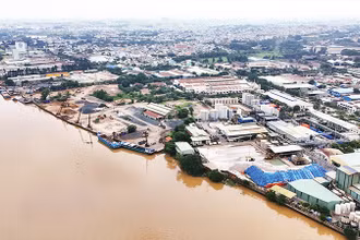 Khu công nghiệp Biên Hòa 1 nằm sát sông Đồng Nai nguy cơ gây ô nhiễm môi trường rất cao.