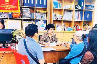 Bà Hoàng Thị Lợi tư vấn về pháp luật cho người dân trên địa bàn.