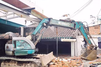 Lực lượng chức năng tháo dỡ công trình xây dựng trái phép tại phường Bình Thạnh. (Ảnh THẾ ANH)