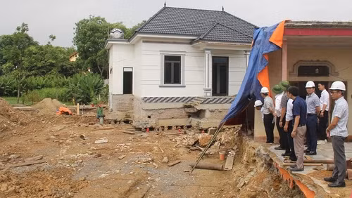 Đoàn công tác Ủy ban nhân dân tỉnh Thanh Hóa thăm và kiểm tra tiến độ di dời nhà ở, vật kiến trúc trên địa bàn huyện Thiệu Hóa. (Ảnh: Báo Thanh Hóa)
