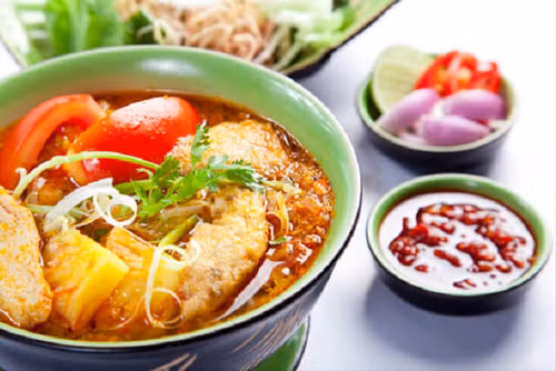 Bún chả cá là một trong những món ăn được phục vụ tại lễ hội.
