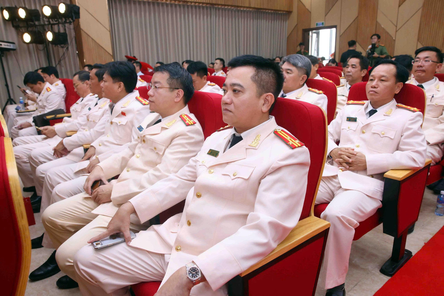C&aacute;c thế hệ c&aacute;n bộ, chiến sĩ Cục Cảnh s&aacute;t ph&ograve;ng ch&aacute;y, chữa ch&aacute;y v&agrave; cứu nạn, cứu hộ dự gặp mặt. (Ảnh: KI&Ecirc;N PHẠM)