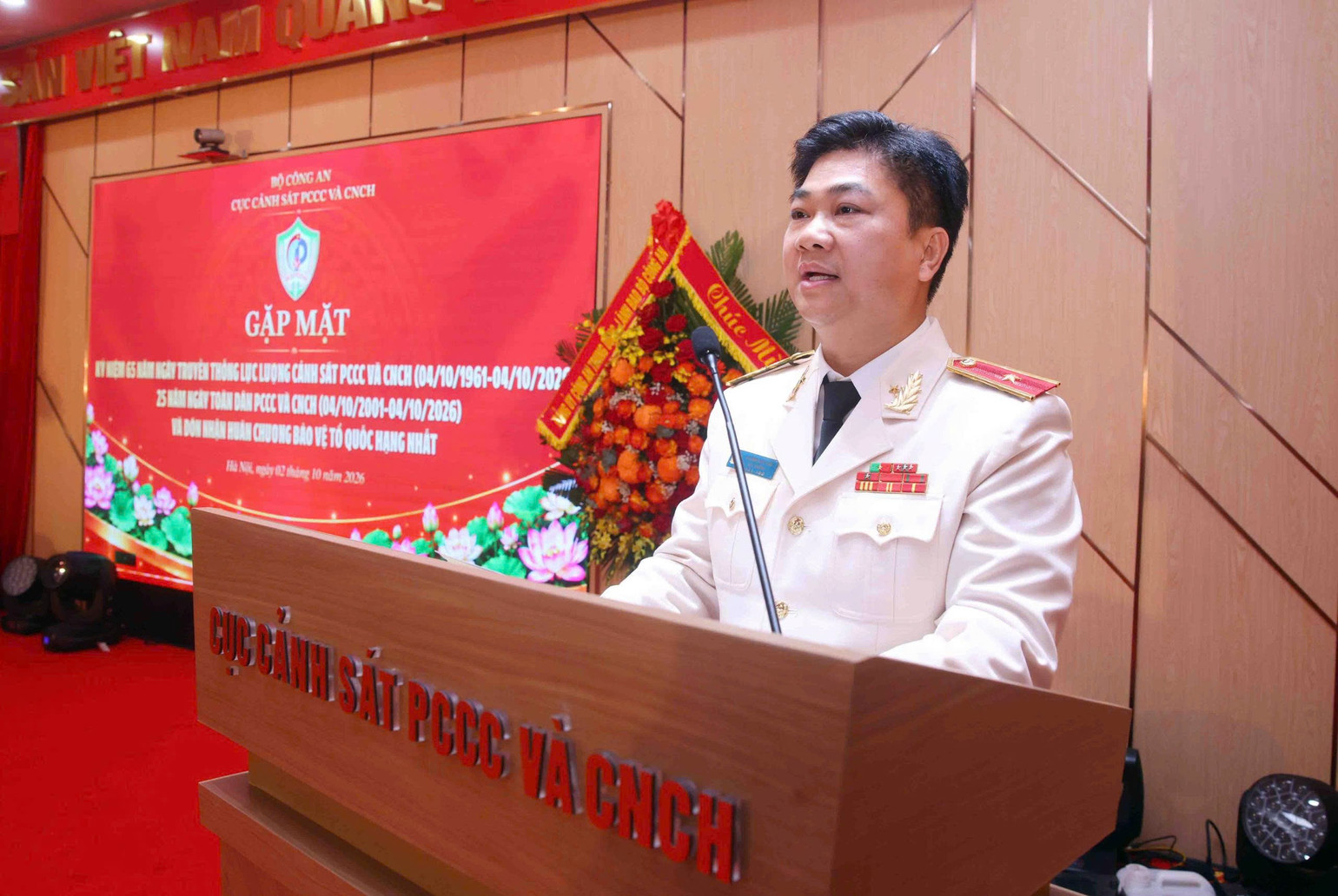 Thiếu tướng Dương Đức Hải đọc diễn văn kỷ niệm. (Ảnh: KI&Ecirc;N PHẠM)