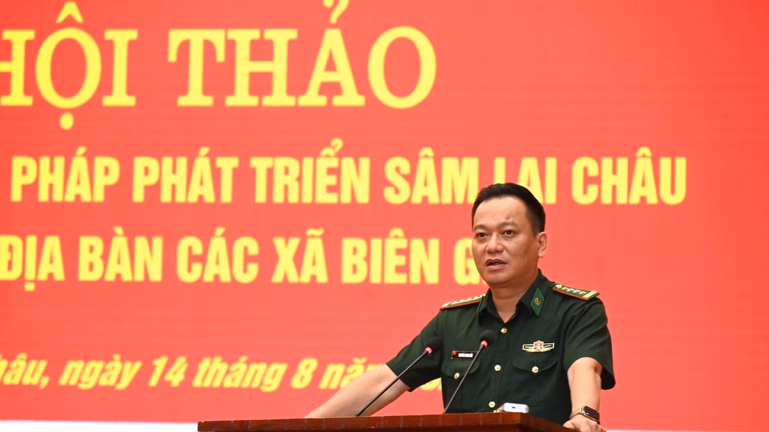 Đại tá Trương Minh Đức, Chỉ huy trưởng Ban Chỉ huy Bộ đội Biên phòng tỉnh phát biểu đề dẫn hội thảo. (Ảnh: VŨ DŨNG)