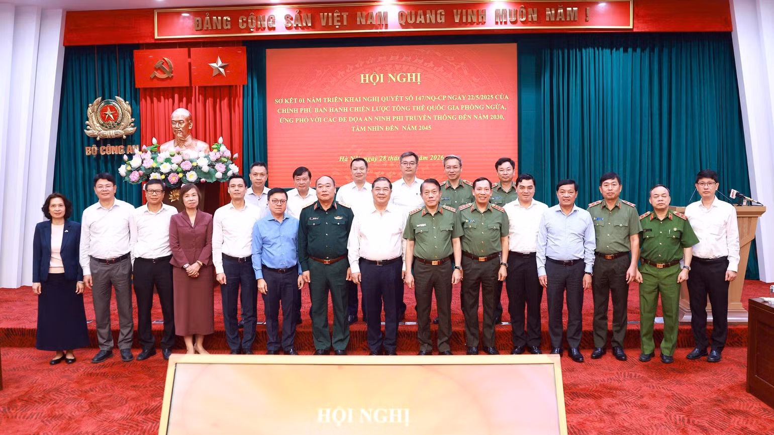 Đại biểu dự hội nghị chụp ảnh lưu niệm. (Ảnh: KHỔNG HÀ) 1793162026338-3761812701524098849-3761812701524098849-84646370ab148a9774775f96a9845086-3130.jpg