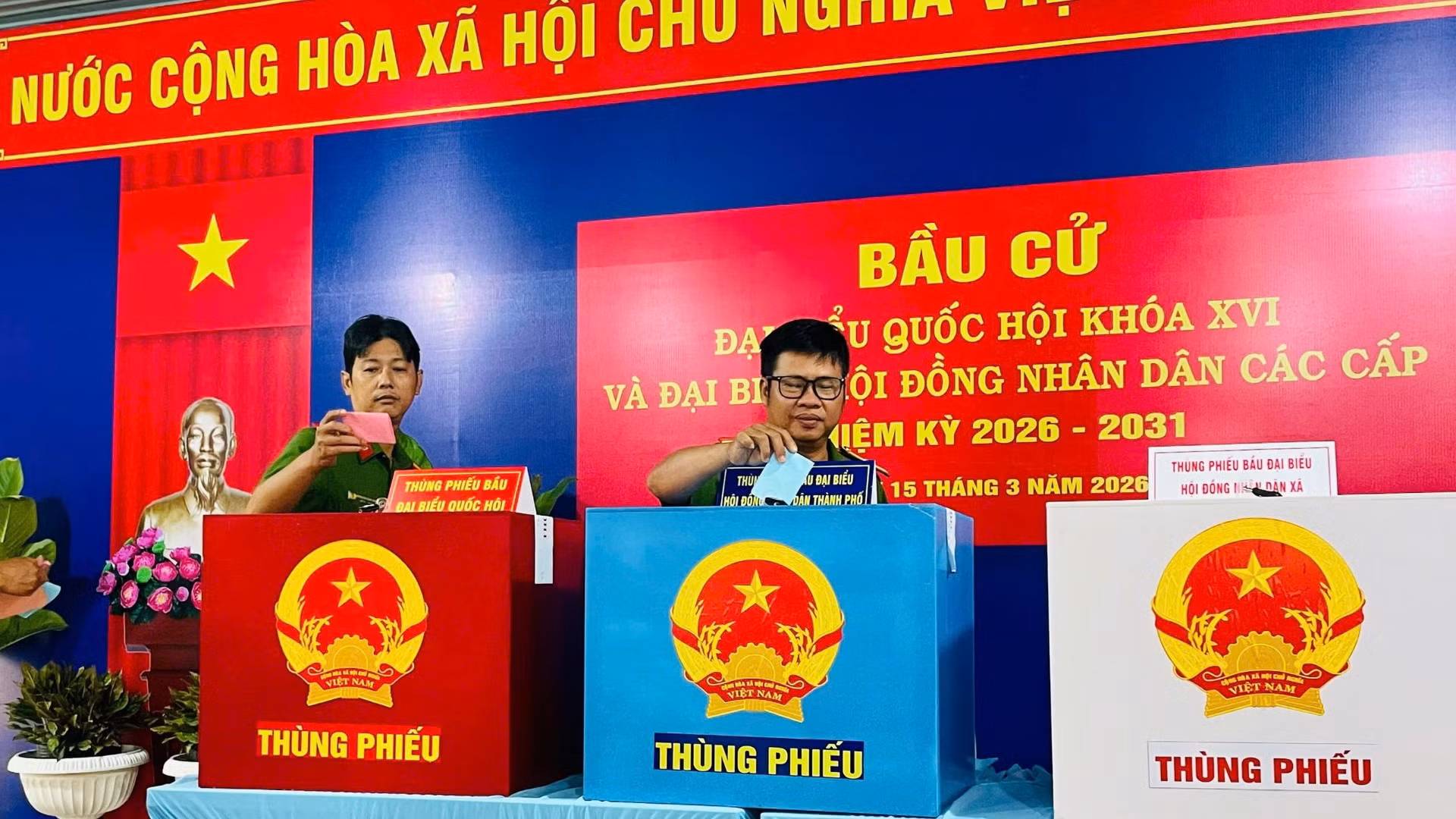 Các cử tri bỏ phiếu tại xã Xuân Thới Sơn. (Ảnh: Công an cung cấp)
