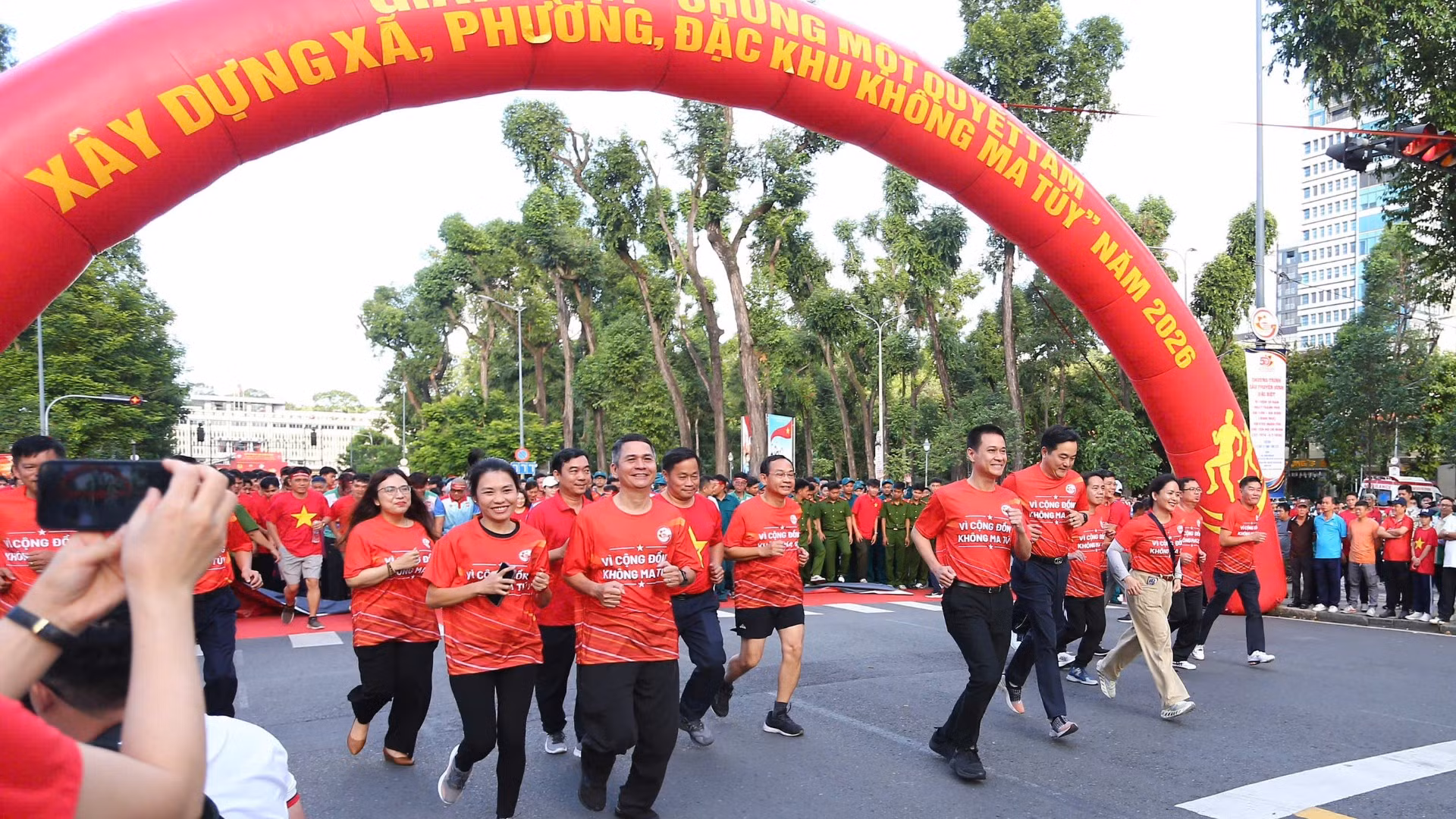 Đông đảo cán bộ, nhân dân TP Hồ Chí Minh tham gia chạy bộ hưởng ứng Tháng hành động phòng, chống ma túy trên địa bàn với chủ đề: “Chung một quyết tâm xây dựng xã, phường, đặc khu không ma túy”.
