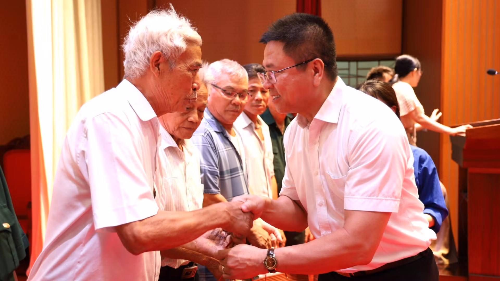 Phó Giáo sư, Tiến sĩ Nguyễn Xuân Phương, Hiệu trưởng Trường đại học Giao thông Vận tải Thành phố Hồ Chí Minh trao quà cho các gia đình chính sách trên địa bàn xã Nghĩa Trụ, tỉnh Hưng Yên.