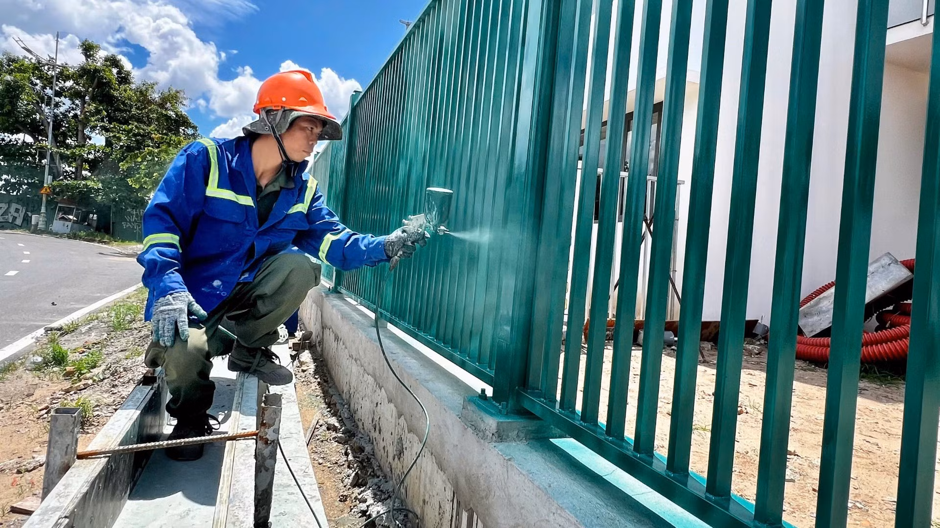 Công nhân sơn tường rào tại dự án ngăn triều Tân Thuận.