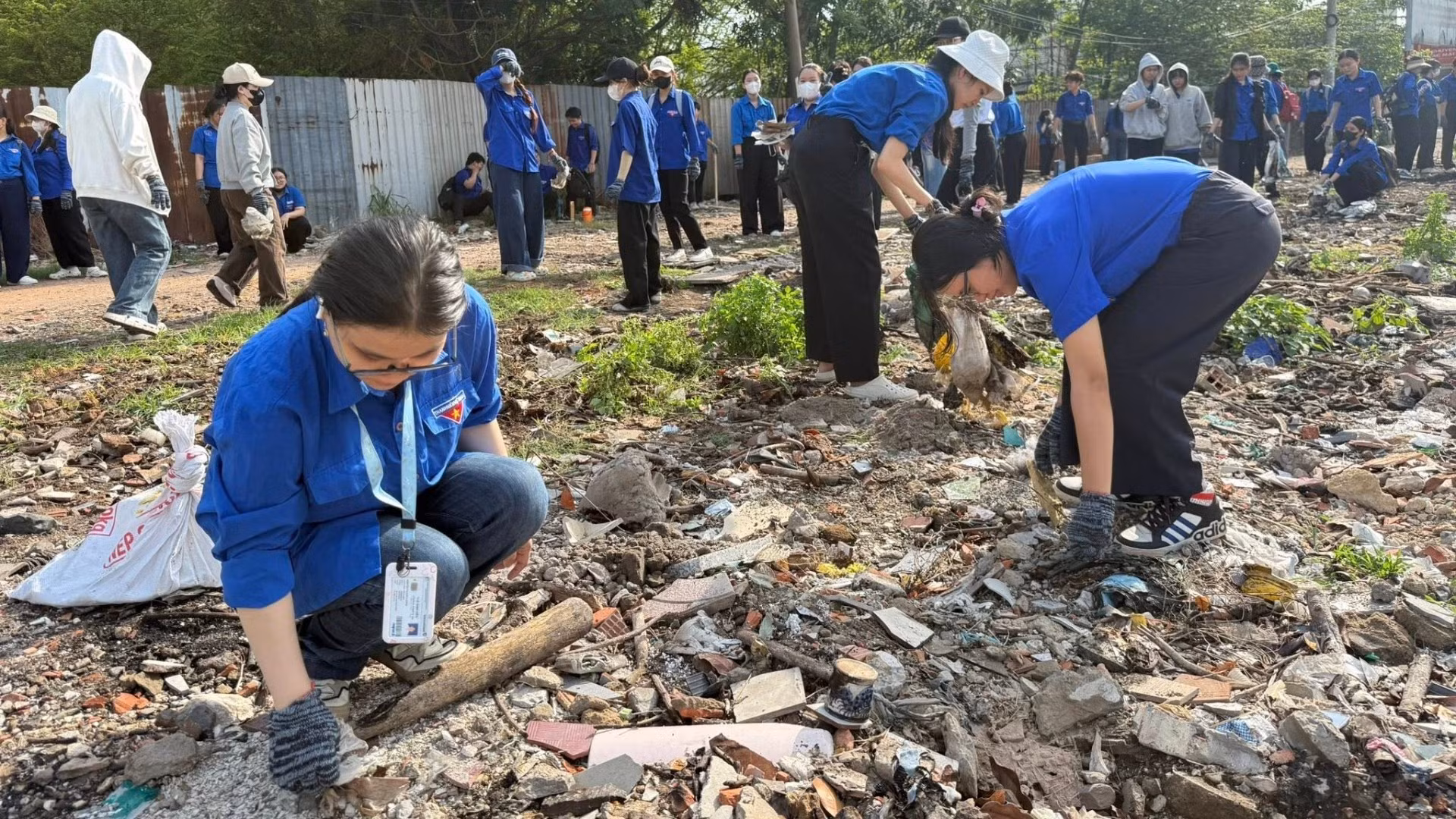Sinh viên Đại học Tài nguyên và Môi trường Thành phố Hồ Chí Minh nhặt rác góp phần bảo vệ môi trường. 