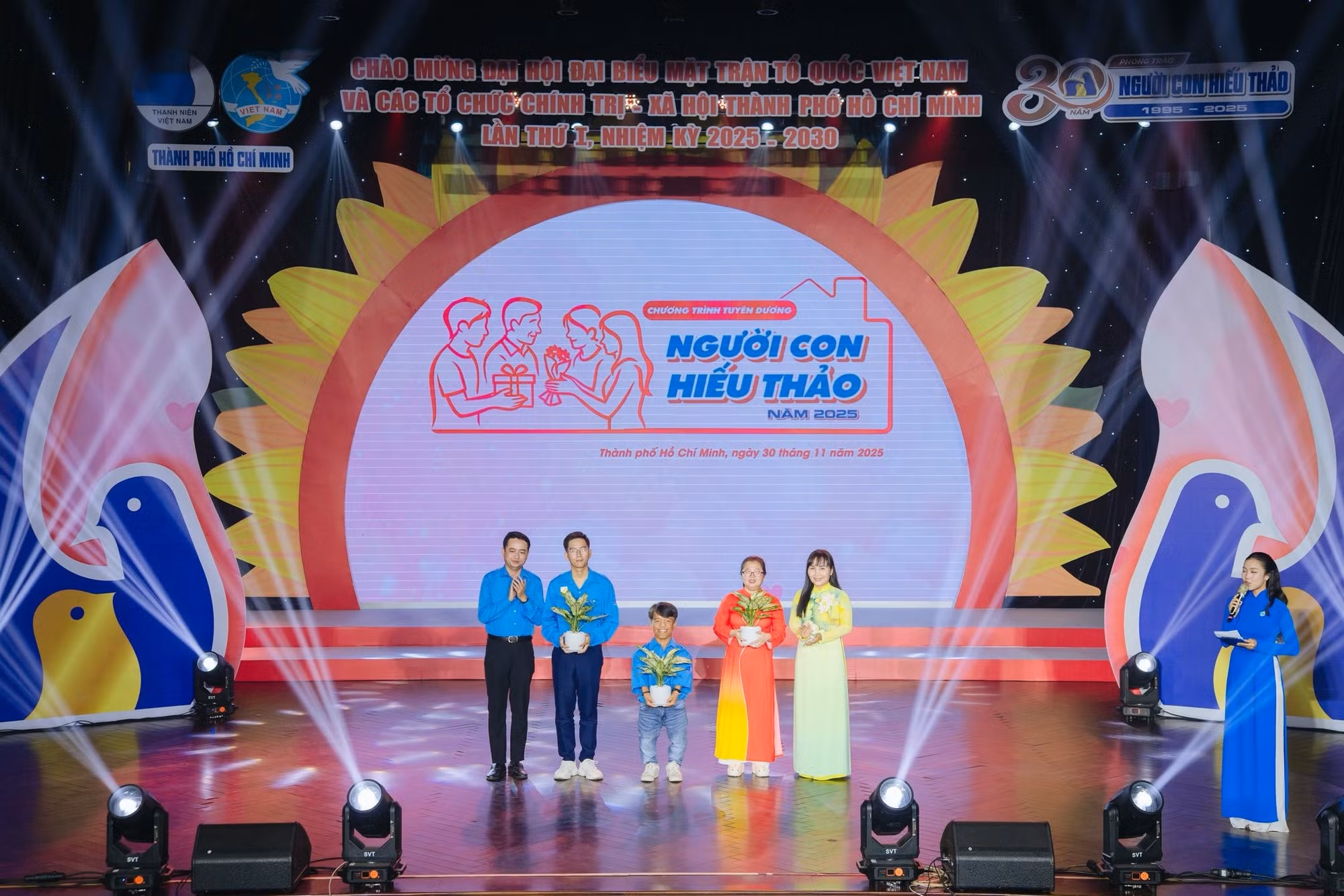 thanh-doan-va-hoi-lien-hiep-phu-nu-thanh-pho-tuyen-duong-nhung-nguoi-con-hieu-thao-lan-thu-30-nam-2025.jpg