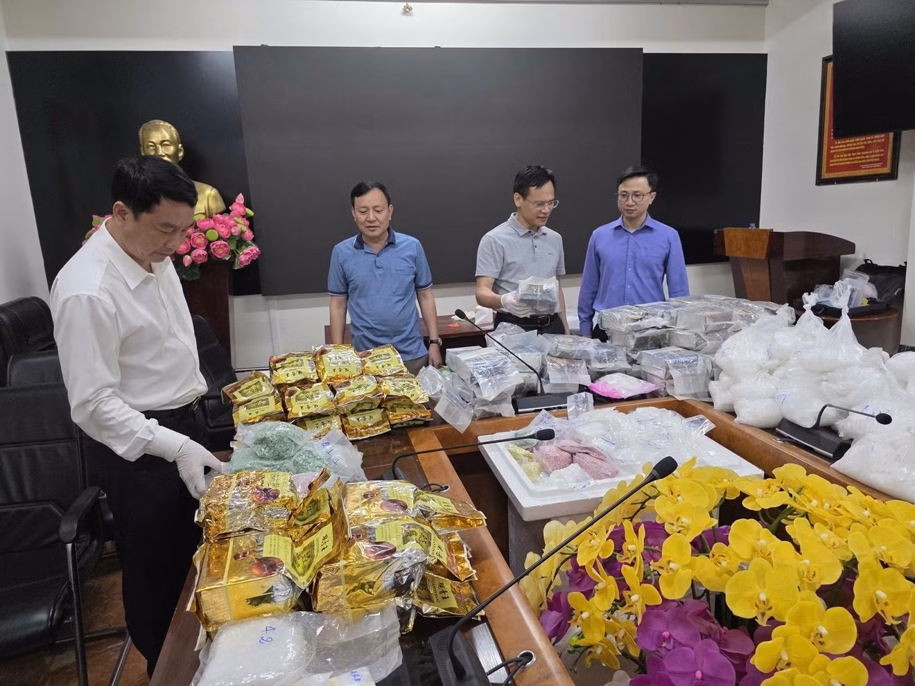 tang-vat-co-quan-cong-an-thu-giu-trong-chuyen-an-1025-anh-cong-an-cung-cap.jpg
