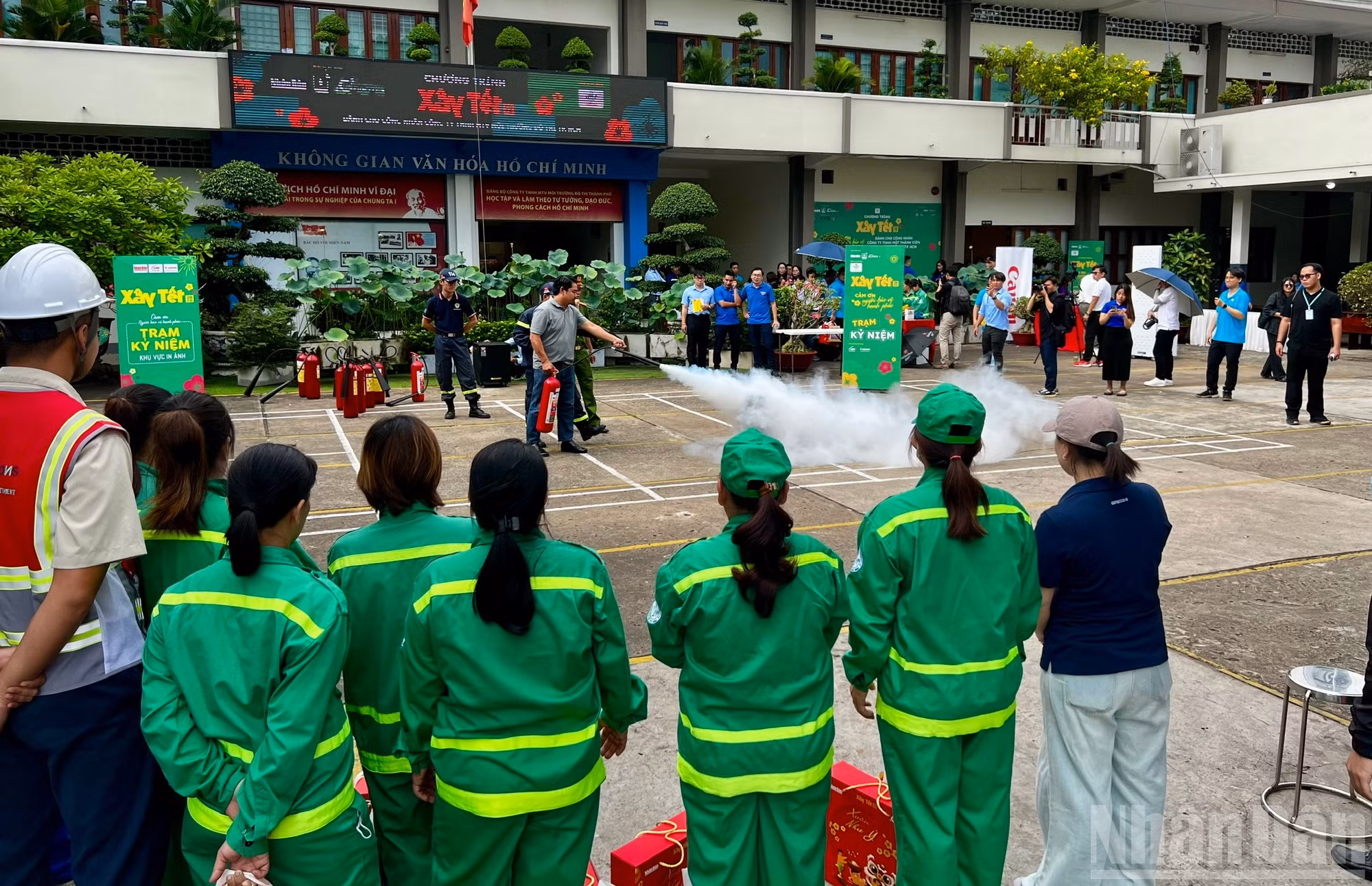 ndo_br_cac-cong-nhan-xem-va-thuc-hanh-ky-nang-dap-lua-khi-co-su-co-hoa-hoan.jpg
