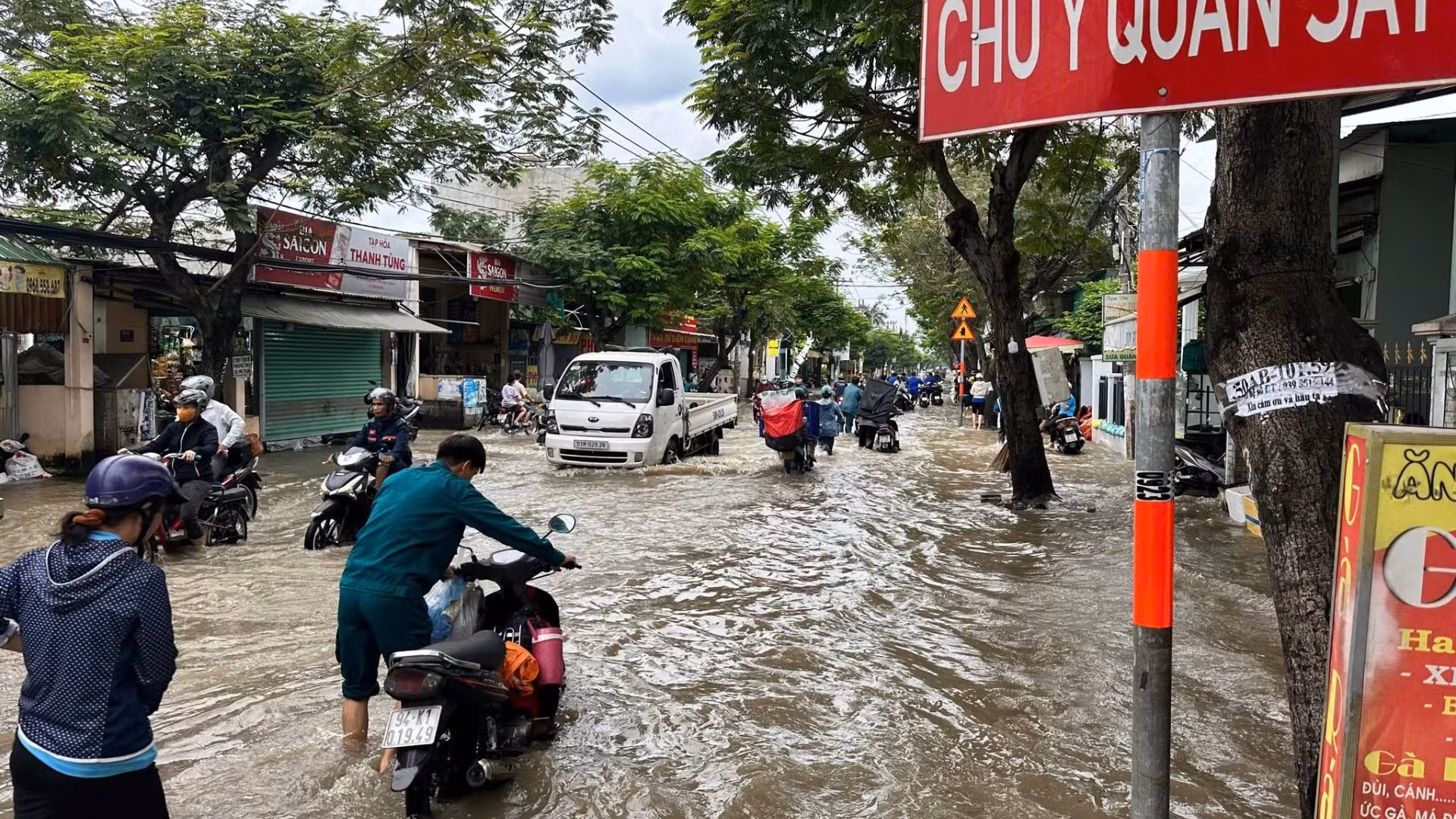 Ngập lụt gây ra nhiều hệ lụy đối với đời sống người dân và sự phát triển của Thành phố Hồ Chí Minh.