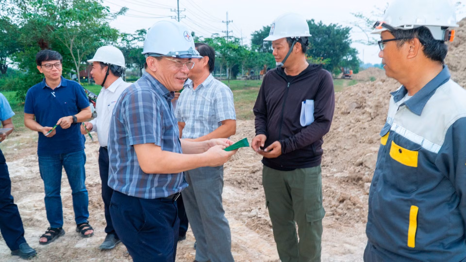 Chủ tịch Hội đồng thành viên EVNSPC Lê Văn Trang thăm và động viên cán bộ, kỹ sư, công nhân thi công tại dự án điện dịp Lễ 30/4 và 1/5.