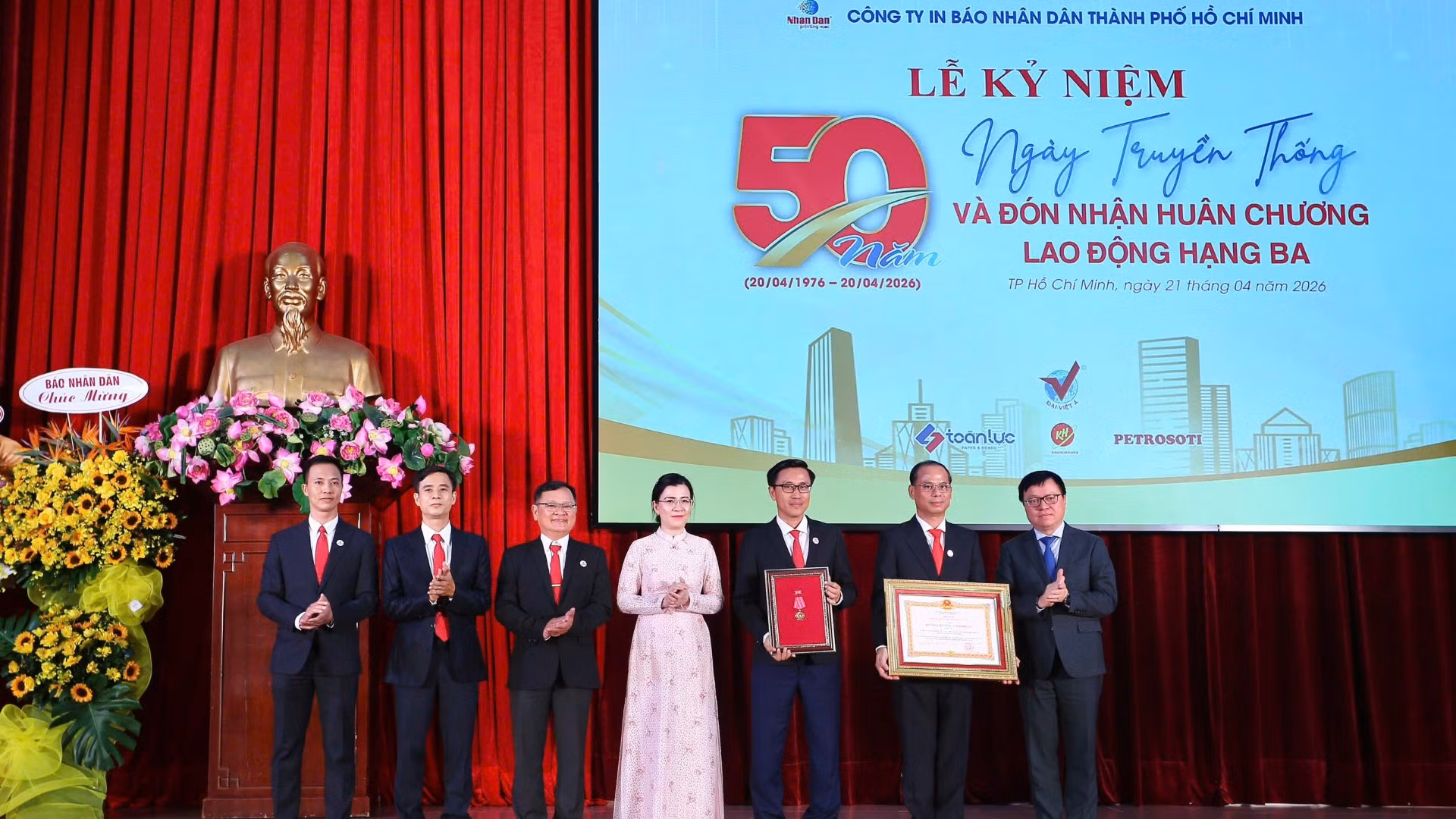 Đồng chí Lê Quốc Minh, Tổng Biên tập Báo Nhân Dân thừa ủy quyền của Chủ tịch nước trao Huân chương Lao động hạng Ba đến Công ty In Báo Nhân Dân tại Thành phố Hồ Chí Minh. (Ảnh: TRỌNG ANH)