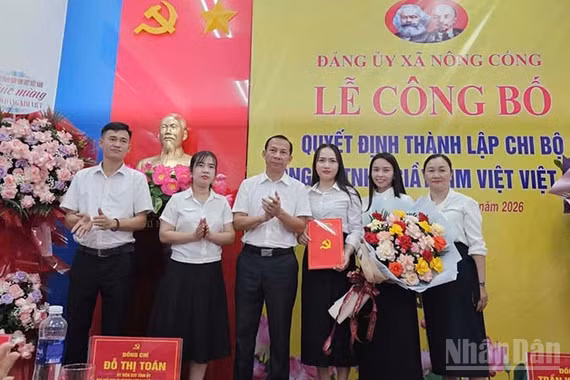 Bí thư Đảng ủy xã Nông Cống trao quyết định thành lập cho Chi bộ Đảng trong doanh nghiệp FDI. (Ảnh: MAI LUẬN)
