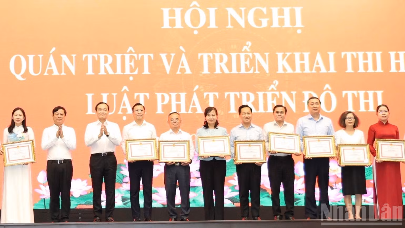 ndo_br_trao-thuong-512.jpg