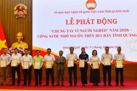 Lãnh đạo tỉnh Quảng Ngãi trao thư cảm ơn các tổ chức, cá nhân đã ủng hộ Quỹ “Vì người nghèo” tỉnh Quảng Ngãi. (Ảnh : Thanh Hiếu)