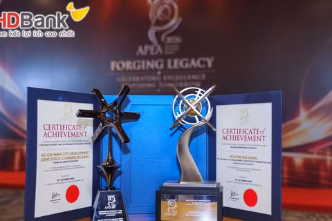 HDBank nhận giải “Doanh nghiệp Quản trị Bền vững và Minh bạch” tại Asia Pacific Enterprise Awards (APEA) 2026. Cùng sự kiện, ông Nguyễn Hữu Đặng - Tổng Giám đốc HDBank được trao giải “Doanh nhân xuất sắc châu Á”. (Ảnh : HDBank) 