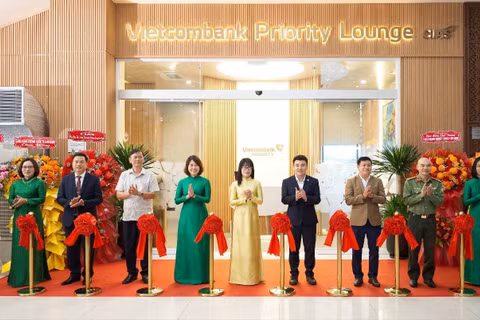 Đại diện lãnh đạo Vietcombank, CIAS và các cơ quan, đơn vị tại Cảng hàng không quốc tế Cam Ranh thực hiện nghi thức cắt băng khai trương Vietcombank Priority Lounge Cam Ranh. (Nguồn: VCB)
