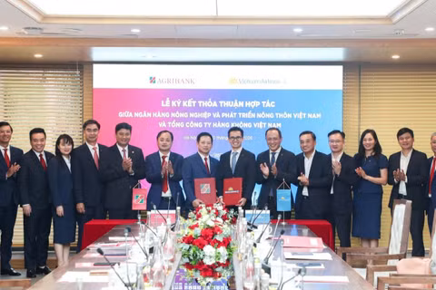 Lãnh đạo Agribank và Vietnam Airlines chúc mừng Thỏa thuận hợp tác được ký kết. (Nguồn: Agribank)