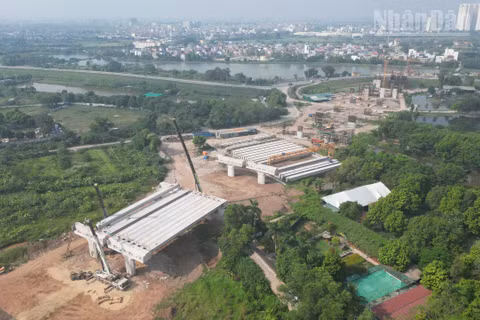 Dự án cầu Ngọc Hồi và đường dẫn hai đầu cầu đang được các nhà thầu tập trung nhân lực, máy móc, tổ chức nhiều mũi thi công nhằm đẩy nhanh tiến độ, phấn đấu hoàn thành và thông xe kỹ thuật trước Hội nghị Cấp cao APEC 2027.