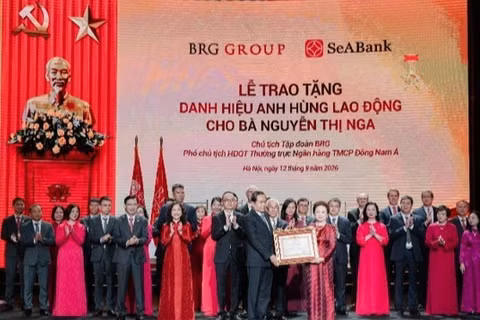Đồng chí Trần Thanh Mẫn - Chủ tịch Quốc hội trao tặng danh hiệu Anh hùng Lao động thời kỳ đổi mới cho Bà Nguyễn Thị Nga - Chủ tịch Tập đoàn BRG. (Ảnh: BRG)