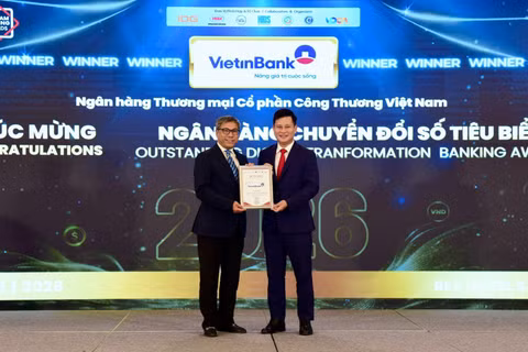 Lãnh đạo VietinBank nhận giải thưởng Ngân hàng Chuyển đổi số tiêu biểu 2026 tại Vietnam Outstanding Banking Awards. (Ảnh: VietinBank)