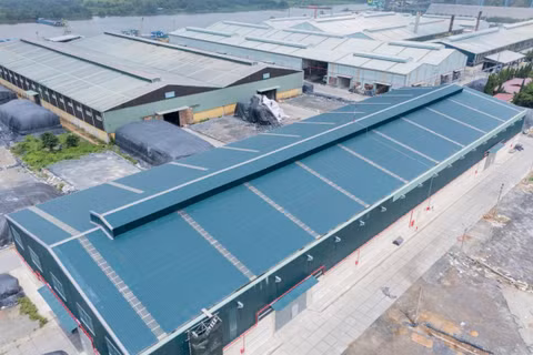Nhà kho lắp đặt điện mặt trời áp mái tại Nhà máy Phân bón Bình Điền Long An. (Ảnh : QUỐC KHÁNH)