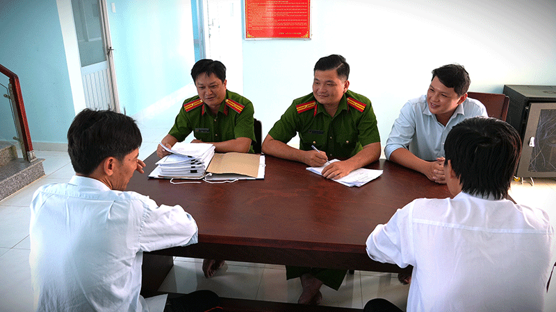 Công an xã Cẩm Sơn và các ban, ngành, đoàn thể địa phương trao đổi với ông N.H.C (ảnh: TRỌNG TÍN).