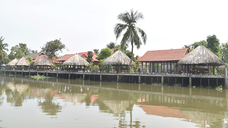 Công trình quán cà-phê Nhà gỗ ven sông xây dựng lấn chiếm hành lang kênh 7.