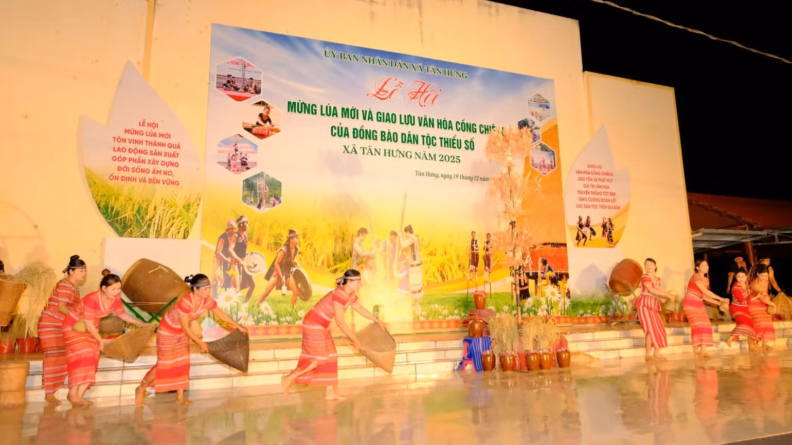 bai-16-anh-4-mo-phong-hoat-dong-bat-ca-bang-dung-cu-truyen-thong-cua-nguoi-xtieng-4050.jpg