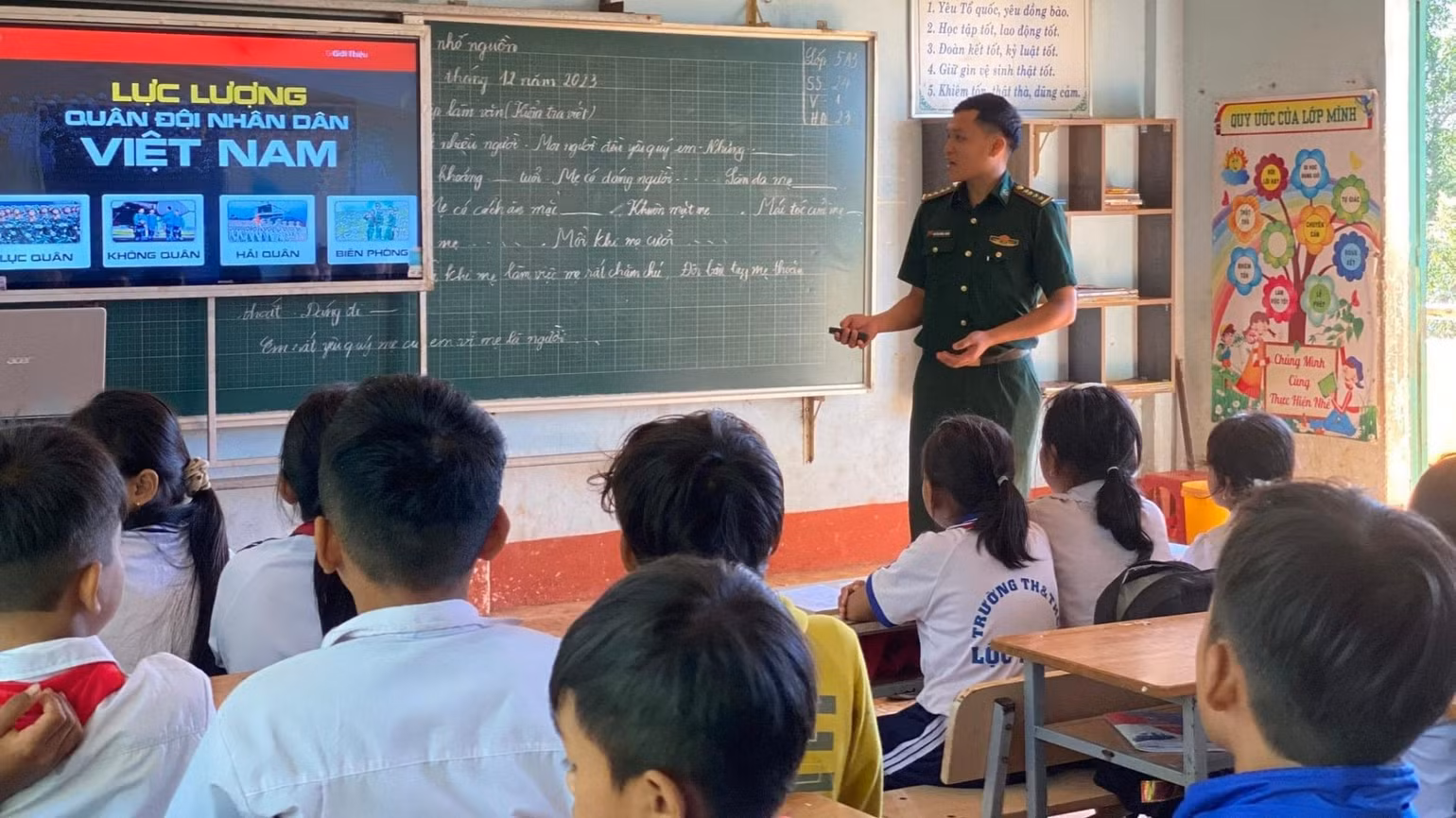bai-90-anh-2-bo-doi-bien-phong-tinh-dong-nai-tuyen-truyen-trong-lop-hoc-476.jpg