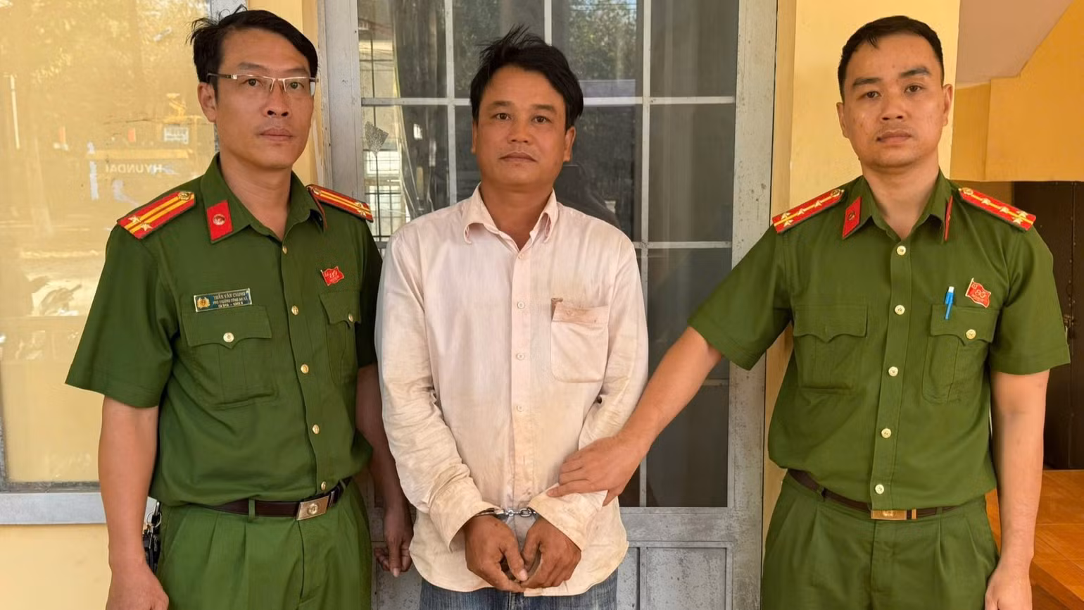 bai-90-anh-3-cong-an-xa-long-ha-bat-doi-tuong-4390.jpg