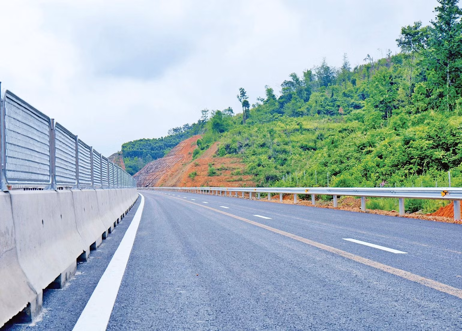 Mặt đường và hệ thống an toàn giao thông dự án đường cao tốc Hữu Nghị-Chi Lăng đã hoàn thiện.