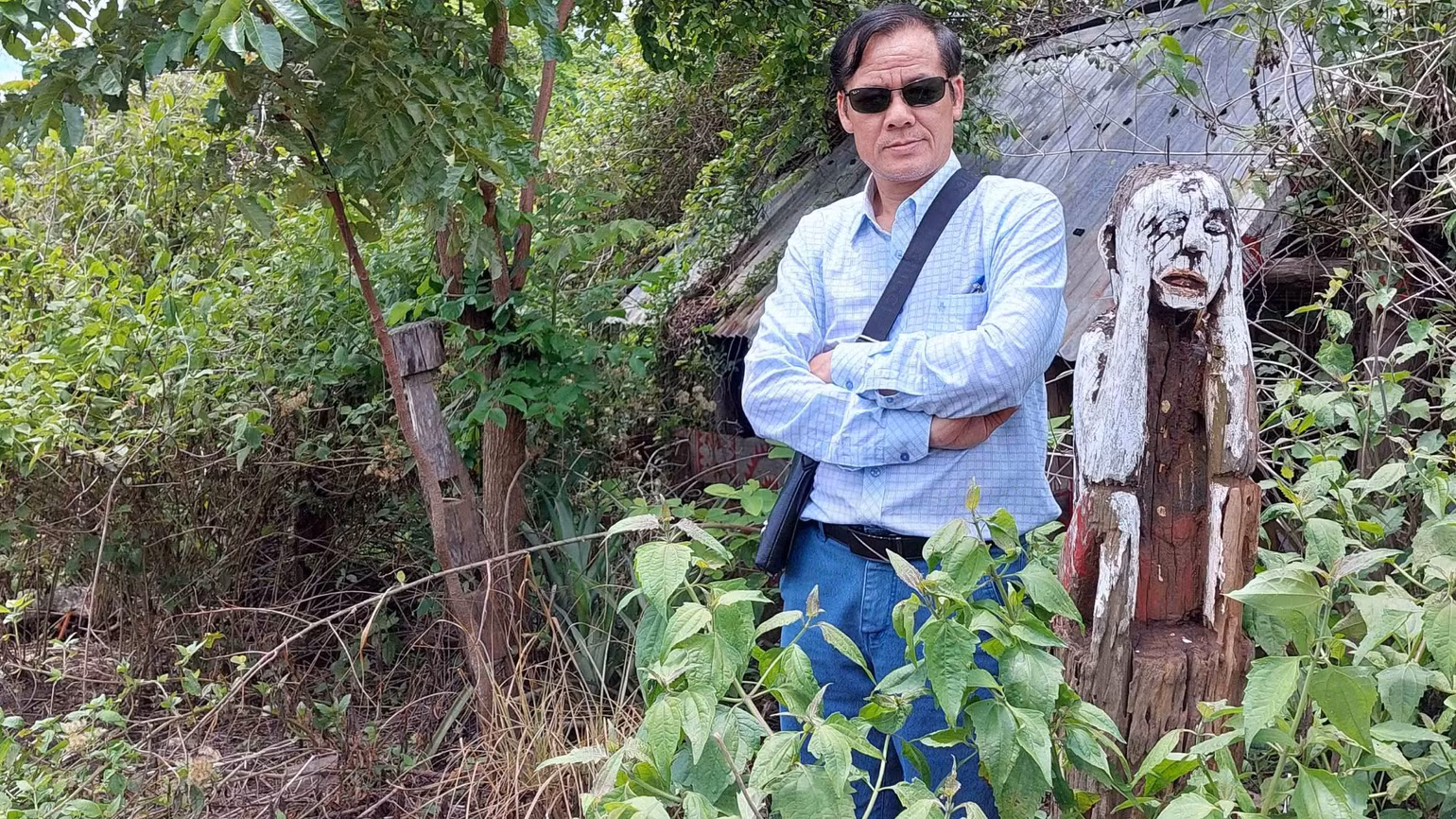 bai-147-tac-gia-ben-mot-buc-tuong-nha-mo-giua-nghia-dia-cua-nguoi-bahnar-lang-plei-pyang-2041.jpg