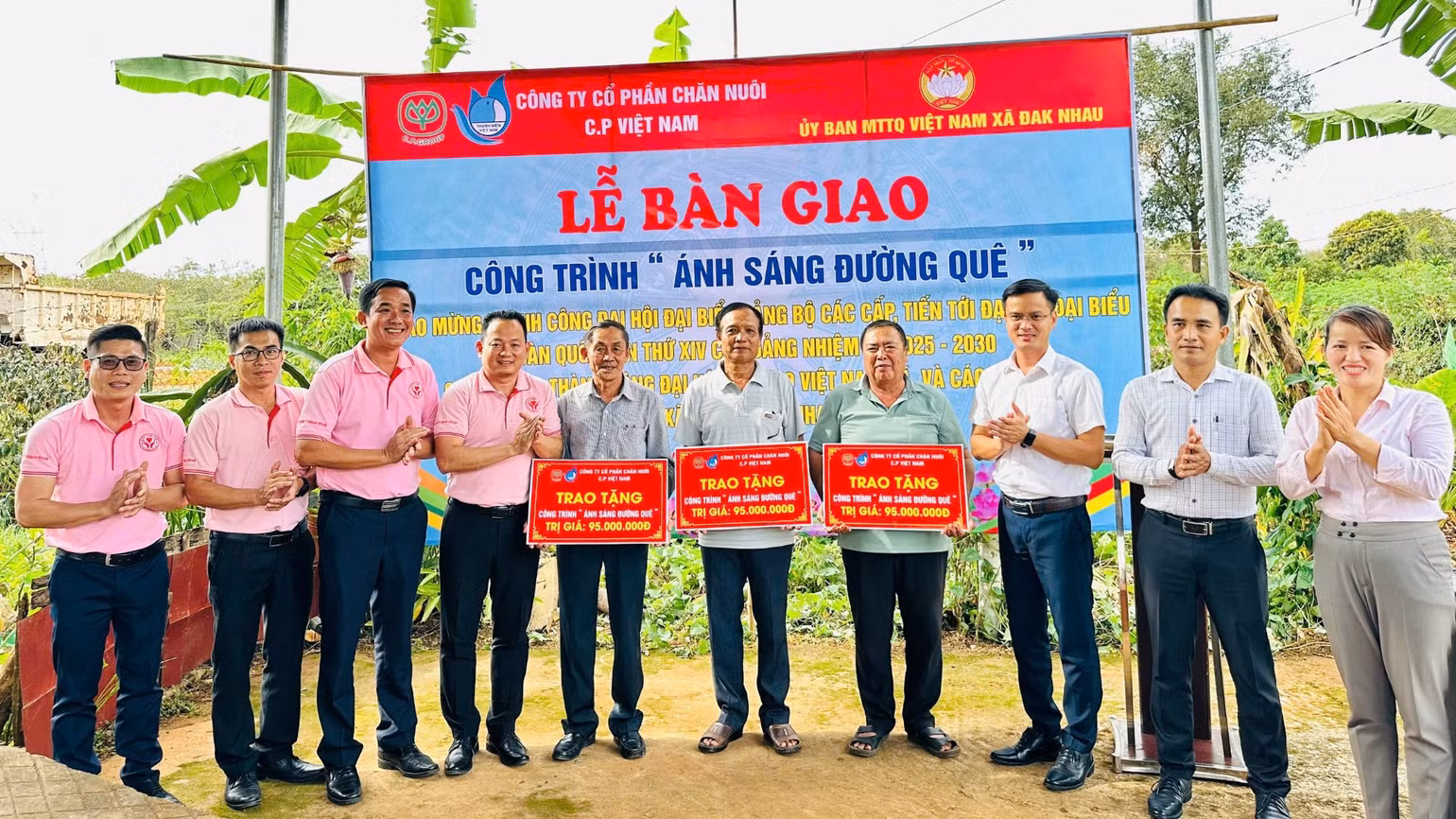 bai-125-anh-5-lanh-dao-xa-dak-nhau-van-dong-xa-hoi-hoa-lam-duong-dien-chieu-sang-cho-nhan-dan-75.jpg